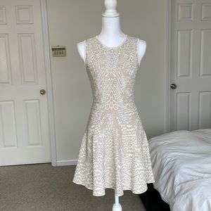 Vintage dress in silver/white patterned with flare skirt - US SMALL